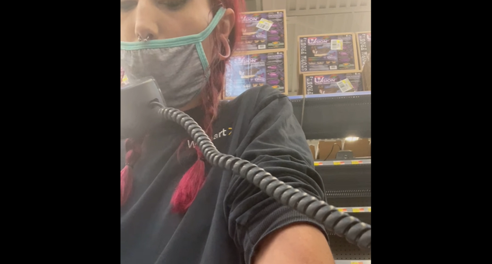 Empleada de Walmart renuncia por el altavoz y exhibe malos tratos