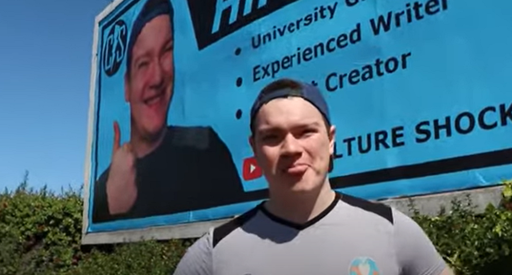 Joven desempleado coloca su CV en un espectacular, pero nadie le llama