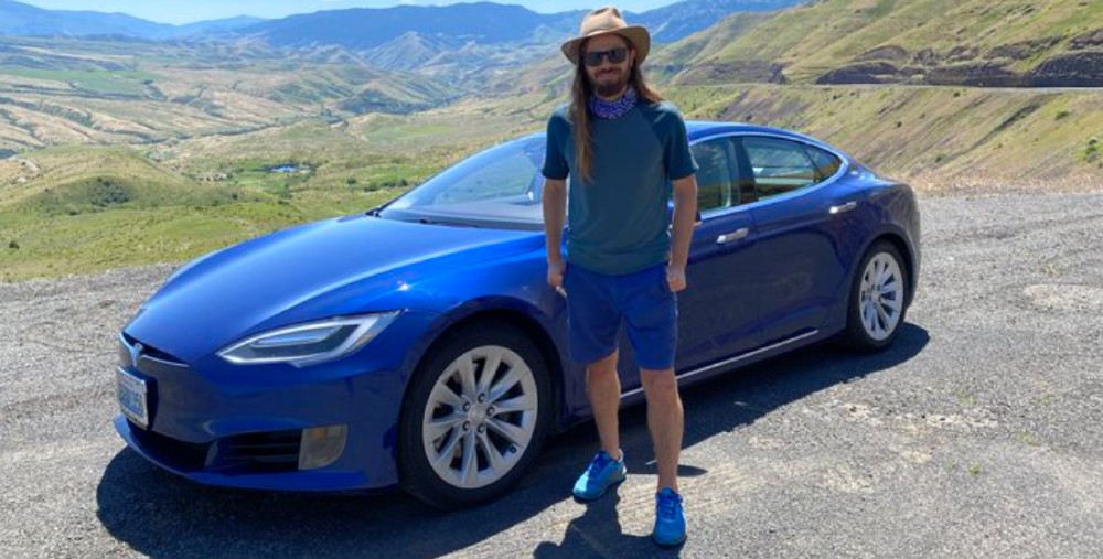 Empresario se baja el sueldo para aumentar el de sus empleados