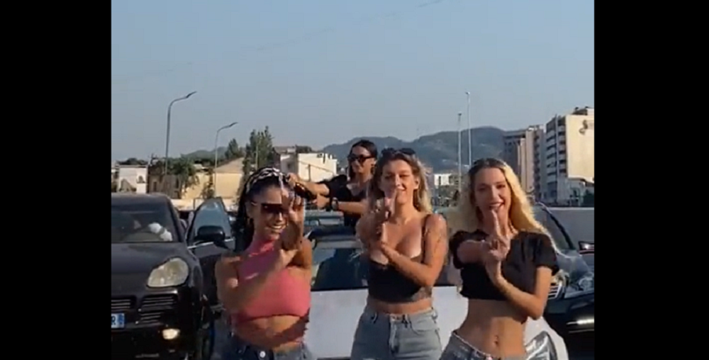 Jóvenes bloquean carretera para grabar un TikTok y acaban detenidas