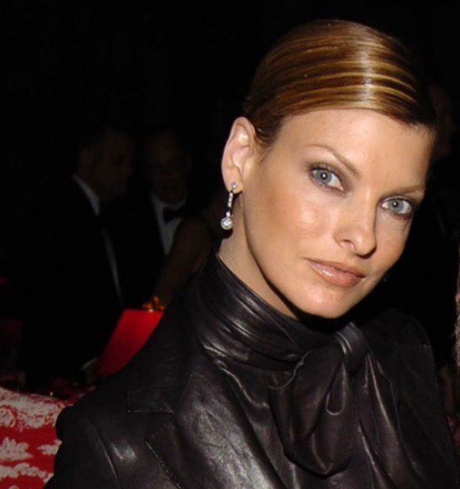 Linda Evangelista anuncia demanda contra clínica que la desfiguró