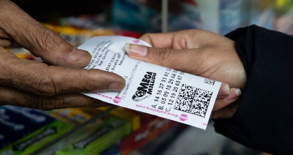 Abuelita se gana la lotería, pero el vendedor le roba el boleto