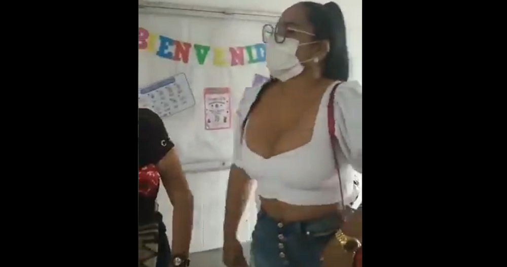 Escuela le niega la entrada a una mamá por su forma de vestir