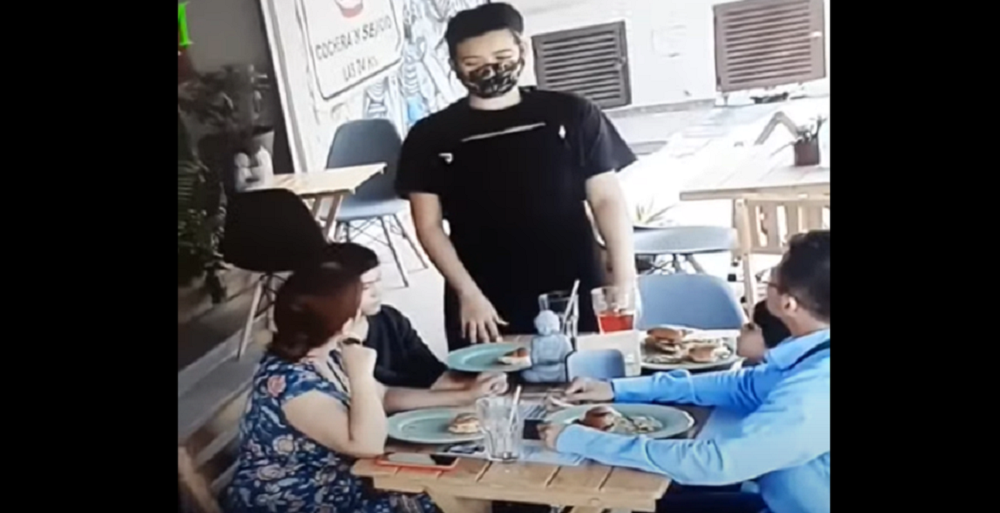 Familia le pone pelos a su comida para no pagar la cuenta de restaurante