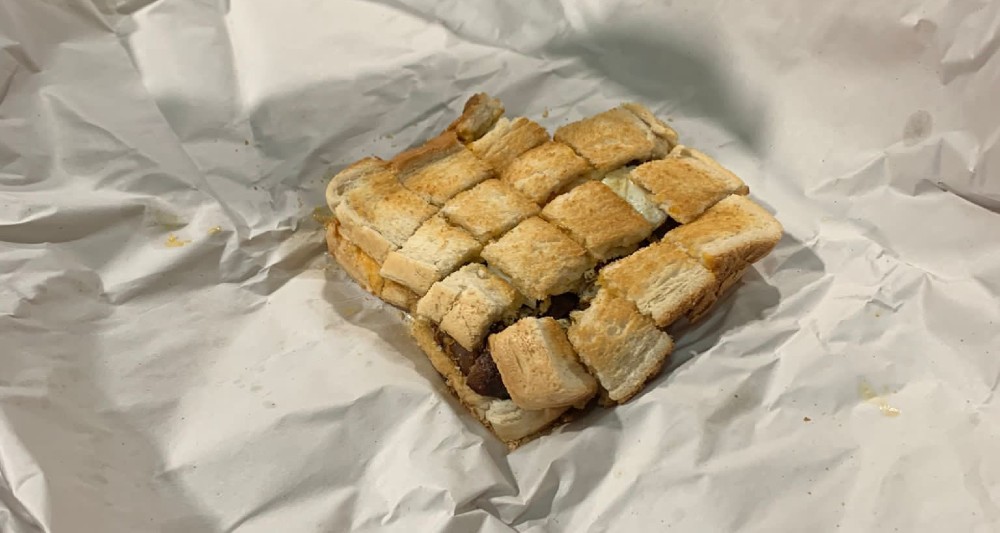 Joven paga su desayuno con monedas y le dan su sándwich en cachitos