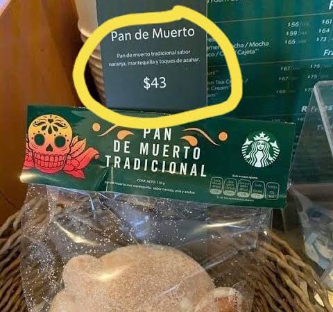 Critican a Starbucks por el precio de su pan de muerto "tradicional"