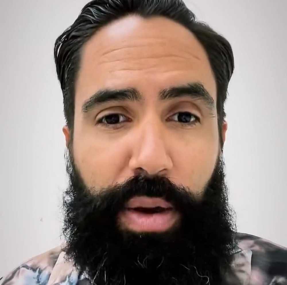 Coach se disculpa por video del mesero; afirma que solo quería becarlo