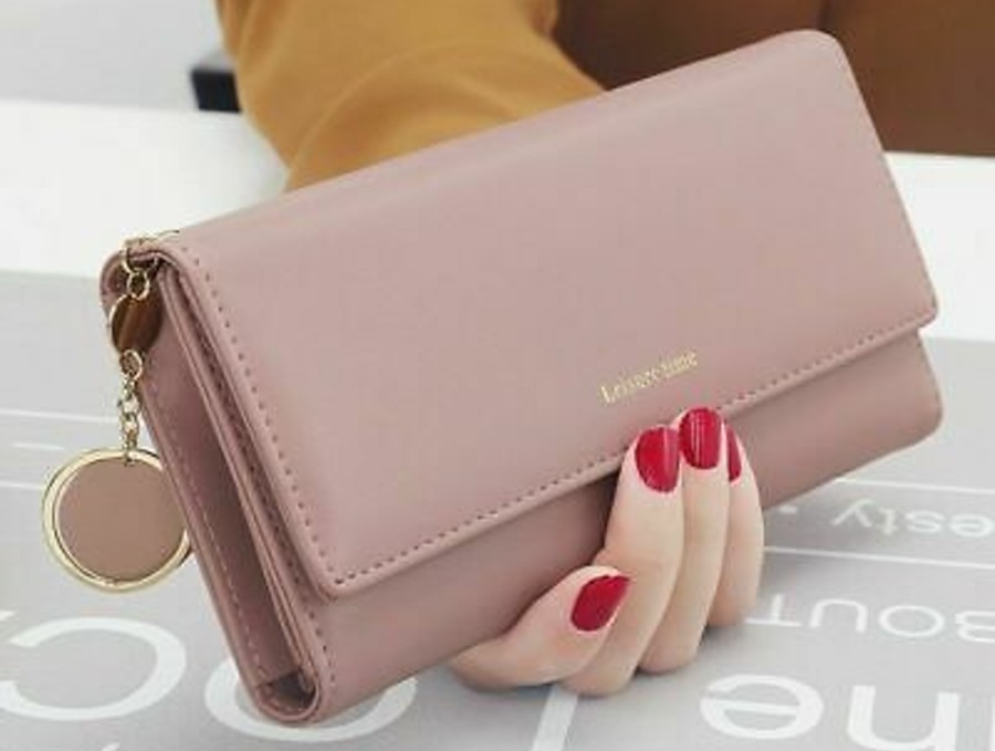 Mujer devuelve cartera, pero pide trabajo en lugar de la recompensa