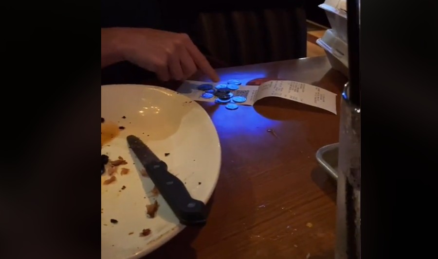 Joven se mofa de su cita de Tinder por pagar la cuenta con monedas