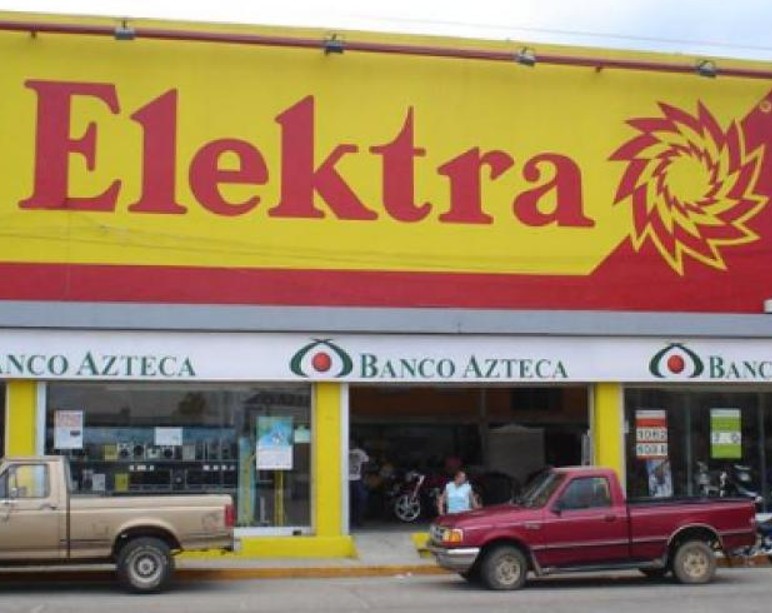 Salinas Pliego felicita a clienta que ganó demanda a Elektra y los embargó