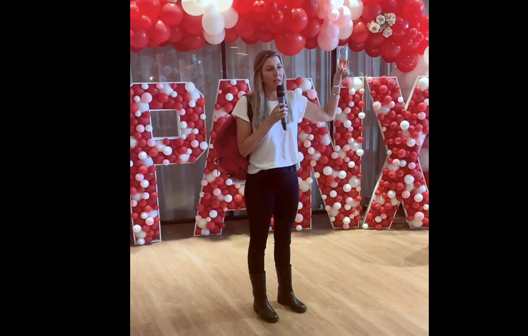 Empresaria regala viajes y 200 mil pesos a cada uno de sus empleados