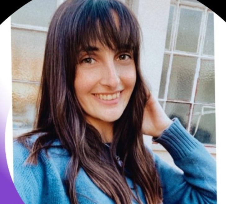 Le niegan el trabajo por sonreír "demasiado" en la entrevista