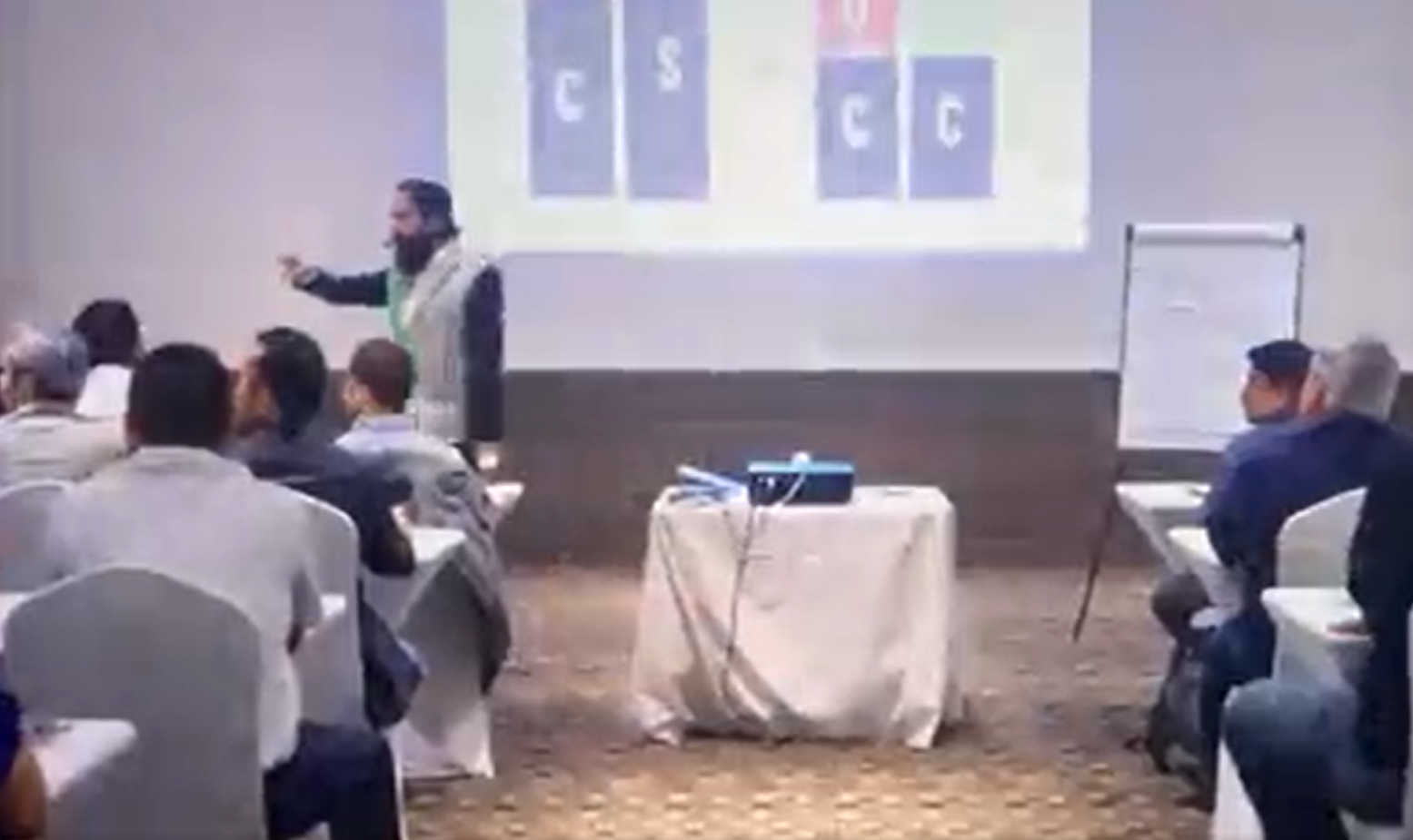 Coach critica a mesero por trabajar en lugar de tomar su curso