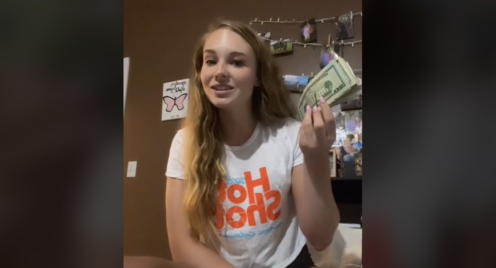 Mesera de Hooters muestra lo que gana de propinas en una semana