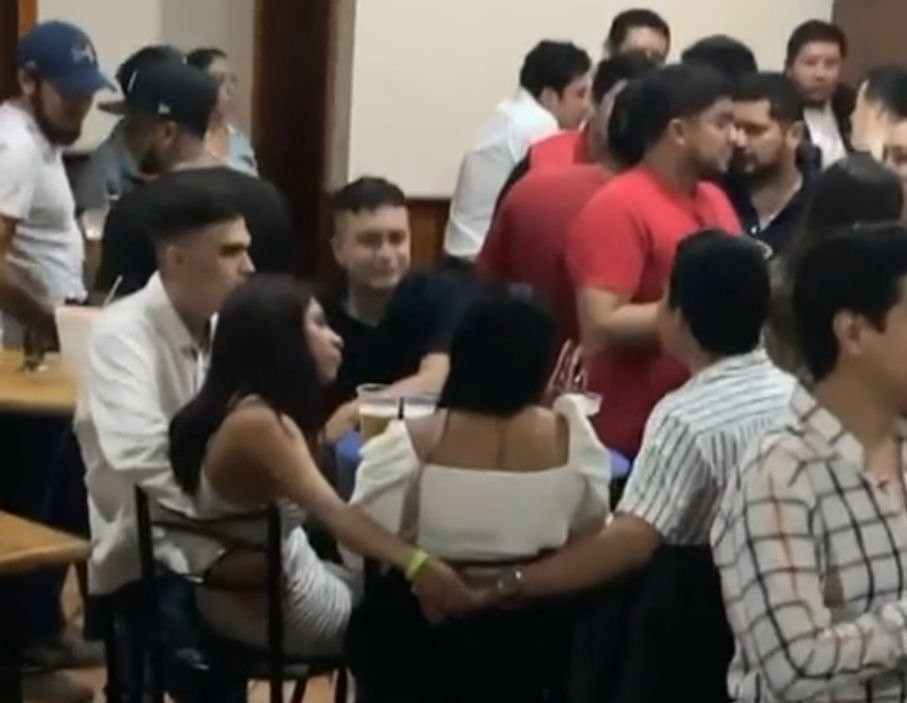 Captan a "amigos" acariciándose a espaldas de sus parejas