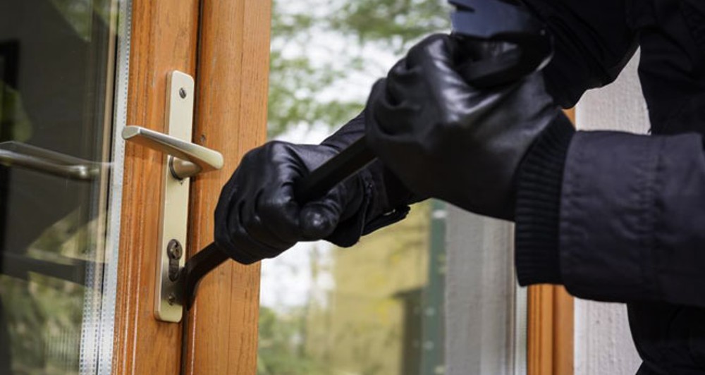 Ladrón le reclama a familia por no tener dinero y cerrar con candado