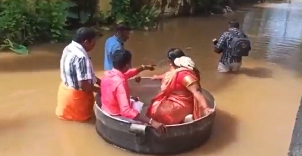 Pareja cruza inundación en una olla gigante para llegar a su boda