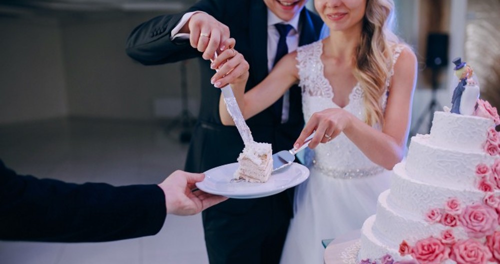 Novios le cobran la rebanada de pastel a invitados en su boda