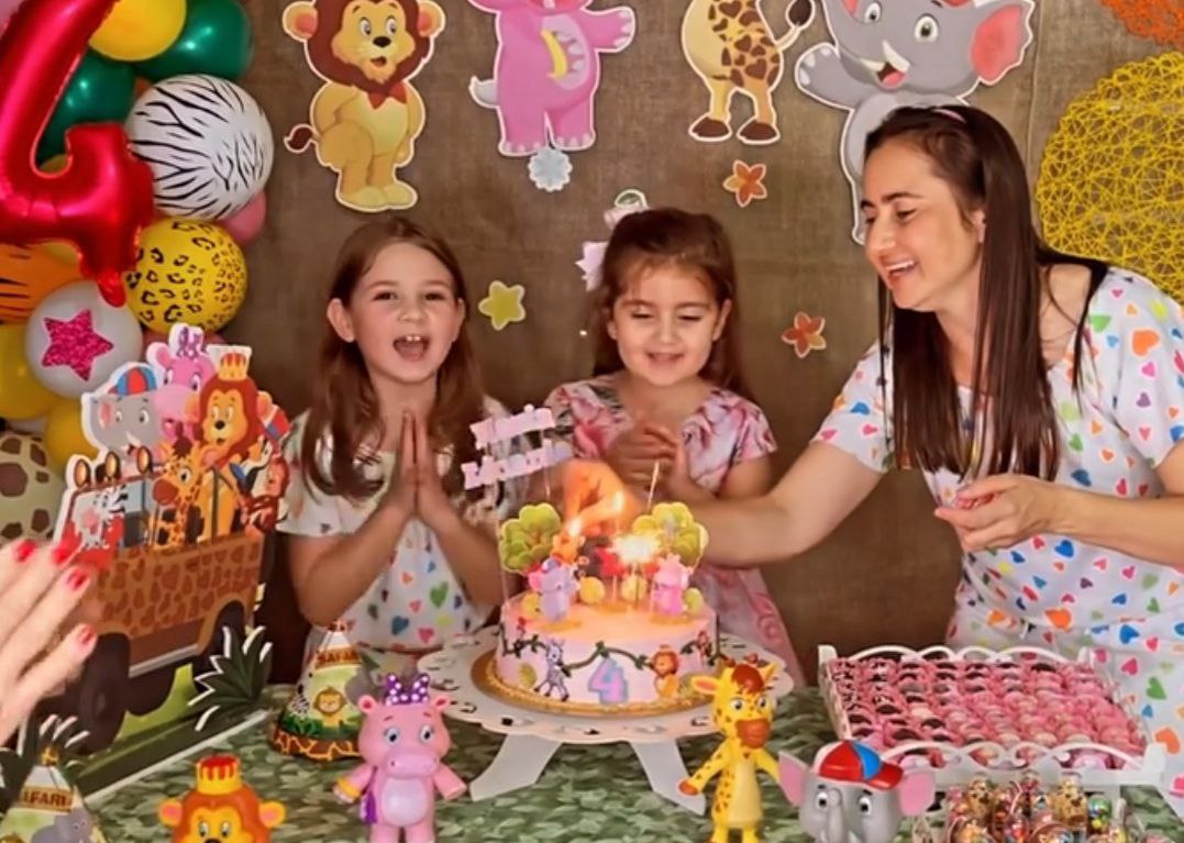 Las niñas del pastel reaparecen para celebrar otro cumpleaños