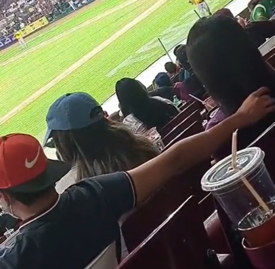 Captan a hombre acariciando a una amiga a espaldas de su "novia"