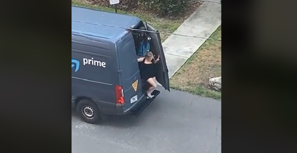 Amazon despide a repartidor que bajó a una mujer de su camioneta