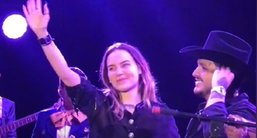 Belinda aparece en concierto de Nodal y le piden que cante 'Sapito'