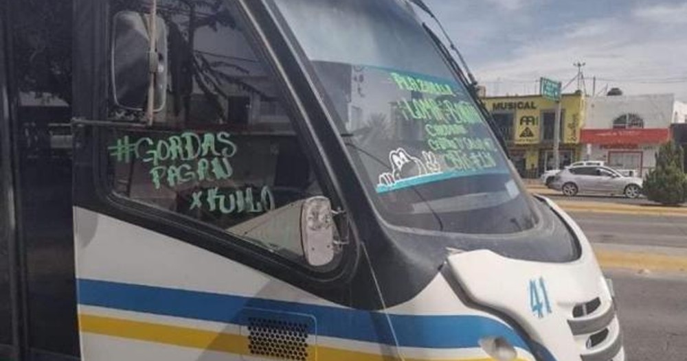 Multan a chófer por poner en un letrero: "Gordas pagan x kilo"