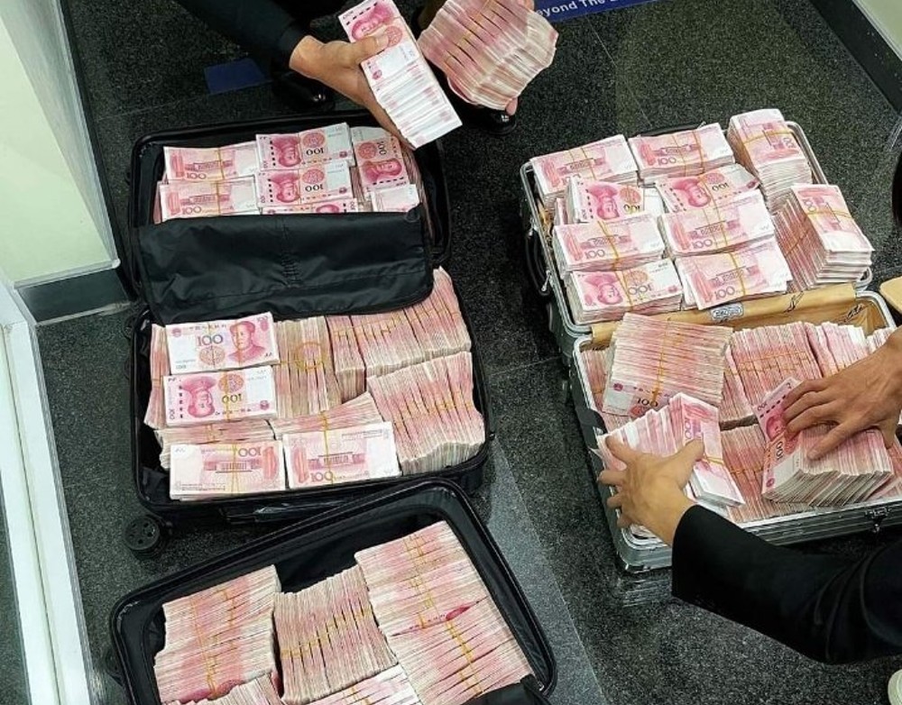 Millonario saca su dinero de un banco porque le pidieron usar cubrebocas
