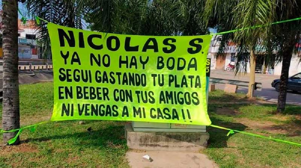 "Nicolás, ya no hay boda", termina a su prometido con una pancarta