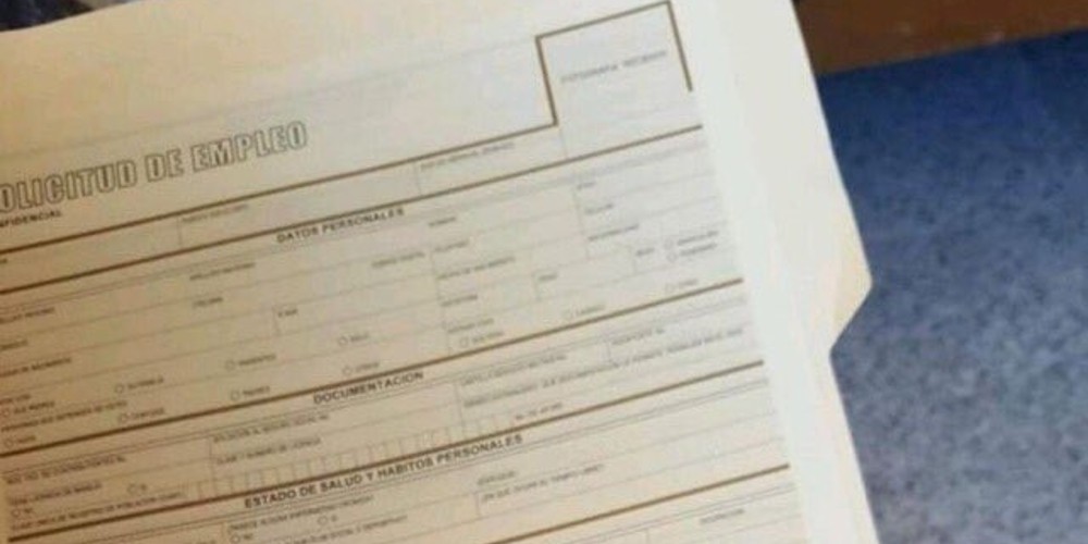 Mujer va a comprar solicitudes de empleo, pero se las regalan y le desean suerte