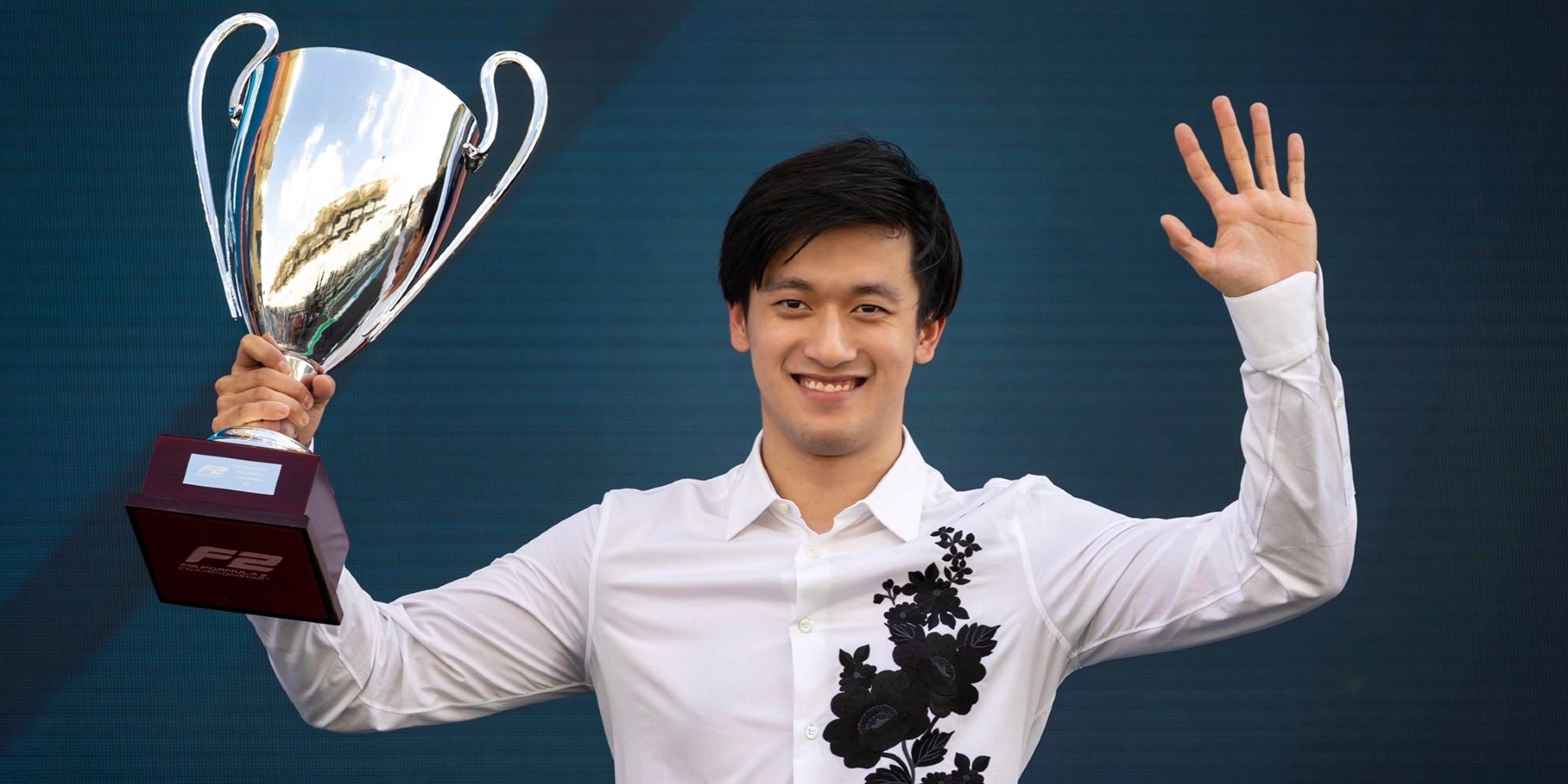 El primer piloto originario de China en competir en la Fórmula Uno, Zhou Guanyu hará su debut en 2022 tras quedar en el puesto tres del campeonato de pilotos de la Fórmula Dos en 2021. 