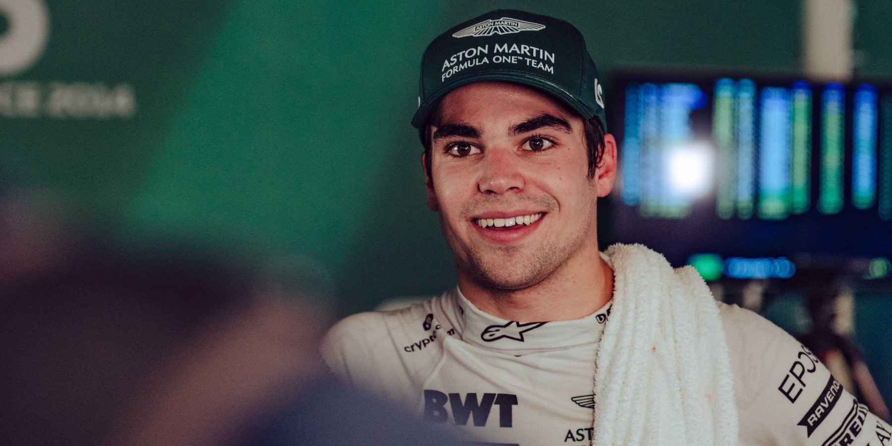 El hijo del dueño de la escudería, Lance Stroll ha demostrado en varias ocasiones que puede competir contra los mejores, pero no ha sido consistente en su carrera. 