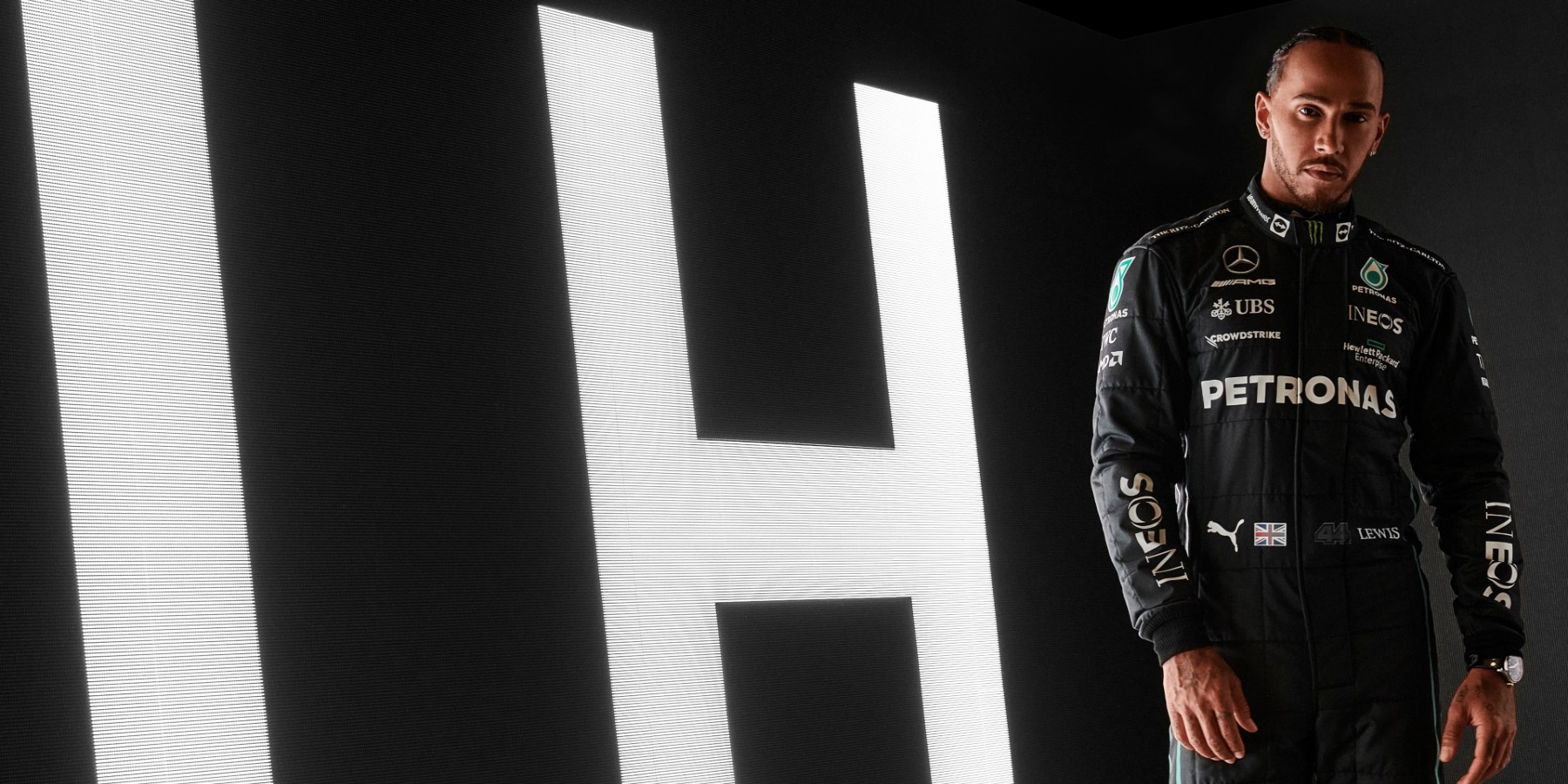 Siete veces campeón de la Fórmula Uno y considerado uno de los mejores pilotos en la historia, Lewis Hamilton ha dominado la competencia en los últimos años, pero en 2021 se quedó cerca de repetir como monarca, y buscará recuperar su corona en 2022. 
