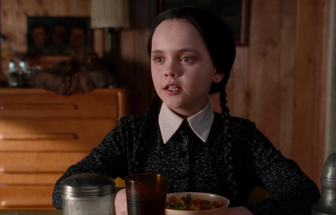 Así luce ahora la niña que hizo a Merlina Addams en los 90