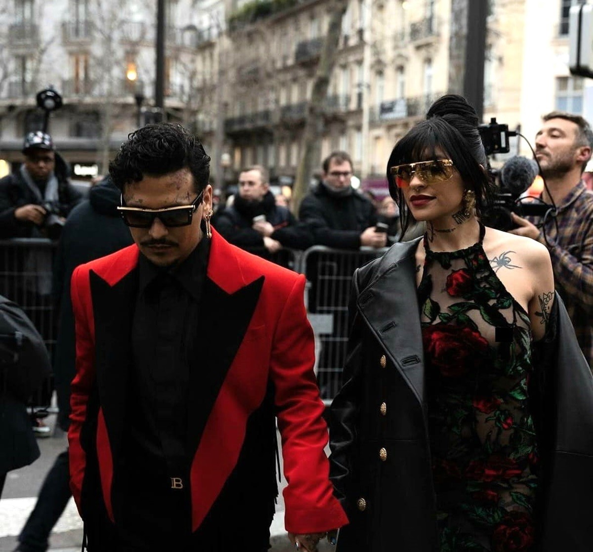 FOTOS | Cazzu y Nodal deslumbran en la Fashion Week de París con su hija Inti