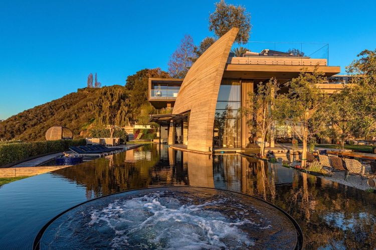 La mansión usada en la serie de HBO “Succession” quedó reducida a cenizas