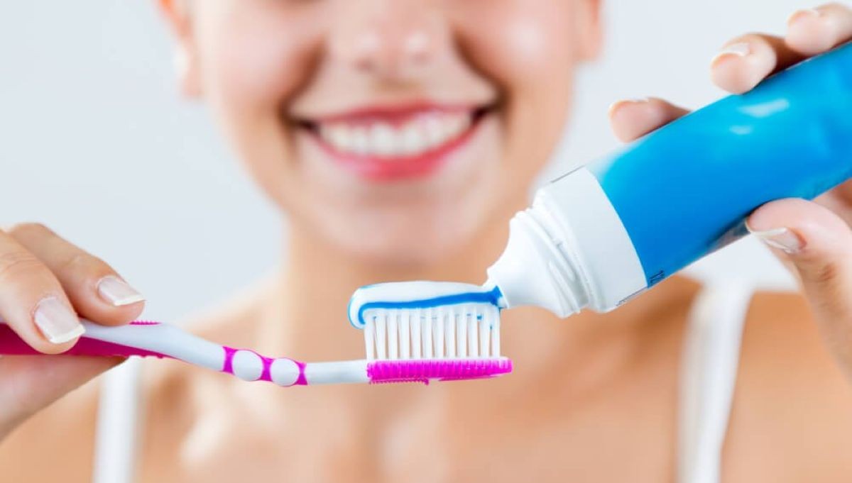 ¿Hay que cepillarse los dientes antes o después del desayuno? Esto dicen expertos