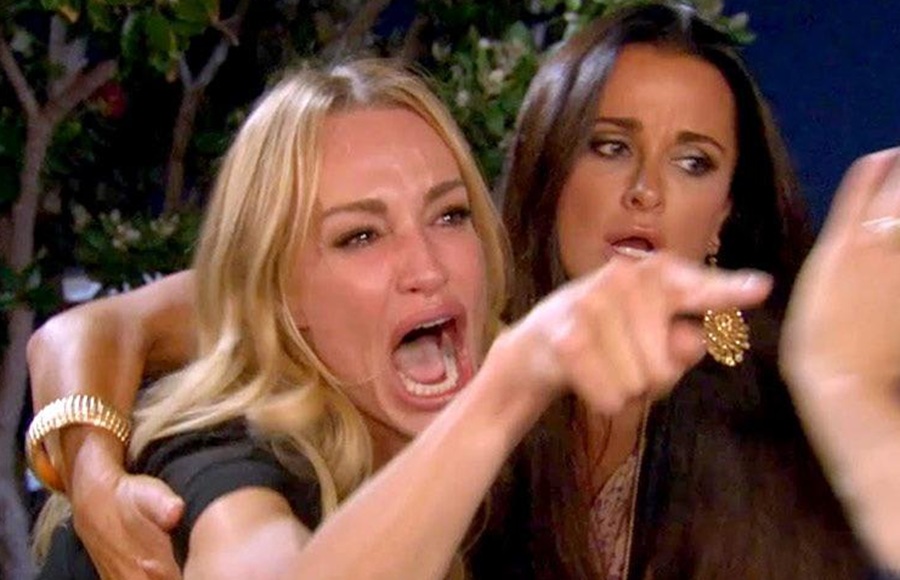 Así luce ahora la protagonista del meme con el gato en la mesa