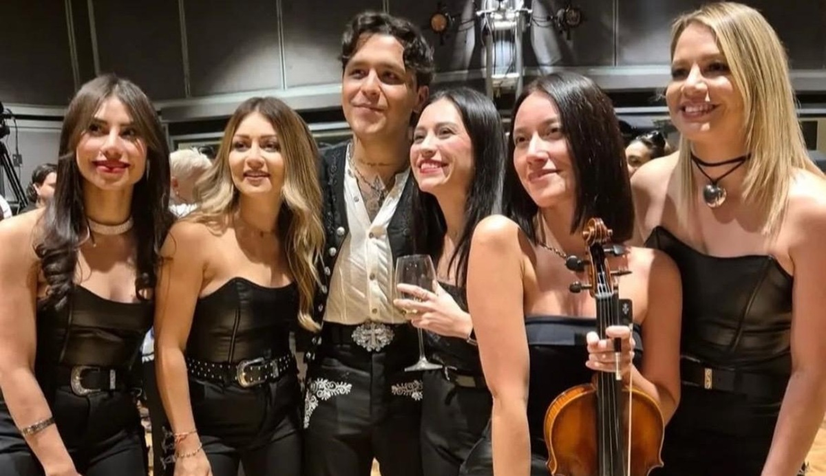 Ella es Esmeralda, la violinista de Nodal que causa sensación en redes