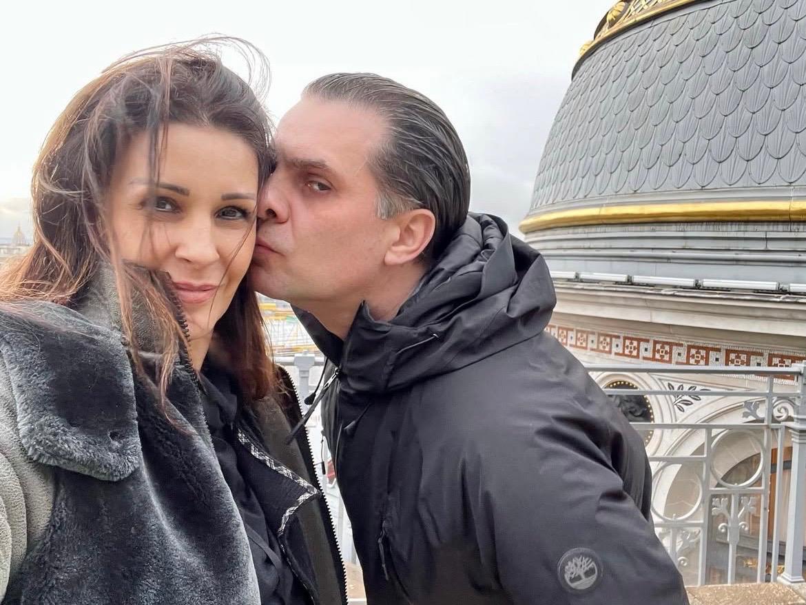 La familia suele dividir parte de sus vacaciones entre México y Francia, permitiendo que sus hijas mantengan contacto con las raíces culturales de ambos padres.