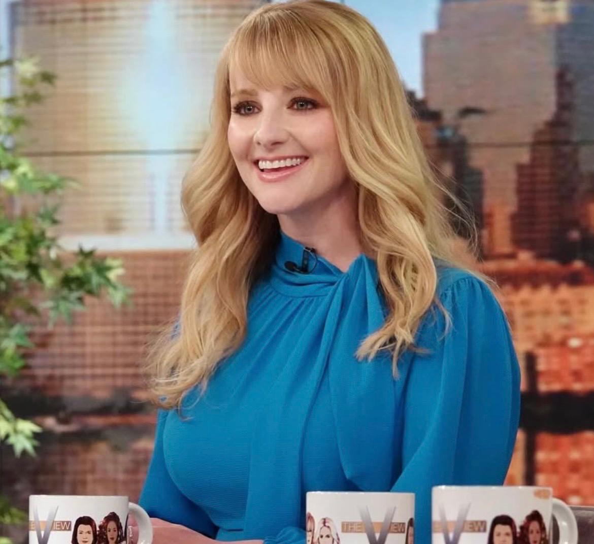 Antes de alcanzar la fama internacional, participó en diversos proyectos televisivos como "Kath & Kim", "True Blood" y el programa "Best Week Ever", en los que comenzó a construir una carrera en televisión.