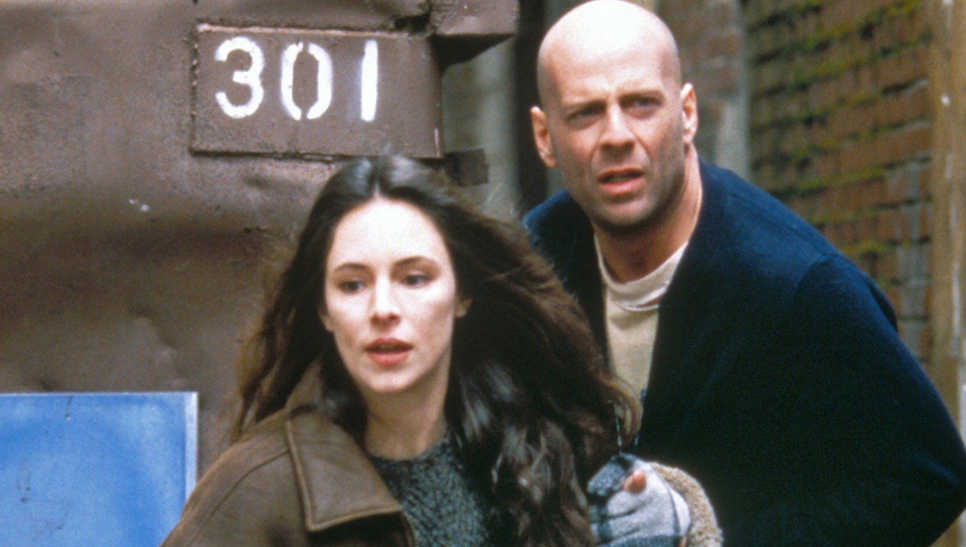Dirigida por Terry Gilliam y protagonizada por Bruce Willis y Brad Pitt, esta película mezcla ciencia ficción, viajes en el tiempo y un mundo devastado por un virus mortal. La historia sigue a un prisionero enviado al pasado para descubrir el origen de la pandemia que destruyó a la humanidad. Su atmósfera paranoica, el enfoque psicológico y el inesperado final la convirtieron en una de las películas apocalípticas más influyentes de los 90.