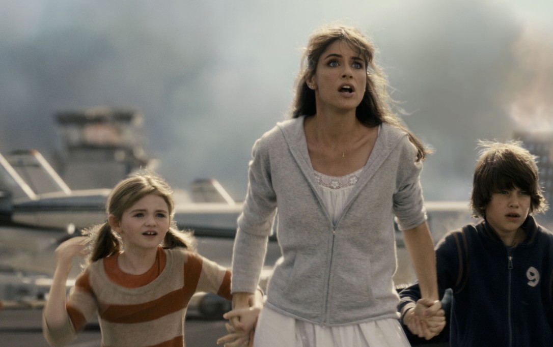 Una de las películas de desastres más populares del cine moderno. Dirigida por Roland Emmerich, muestra terremotos, tsunamis y el colapso global provocado por el fin del calendario maya. Aunque fue criticada por exagerada, sus impresionantes efectos especiales y la escala de la destrucción la convirtieron en un enorme éxito taquillero y en un clásico del cine.