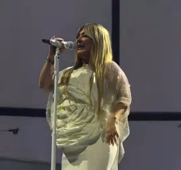 Su regreso ha generado críticas contra la banda. Algunos han cuestionado la repentina salida de Leire Martínez.