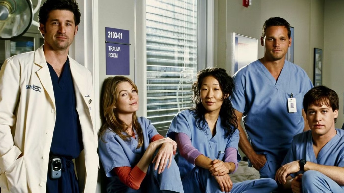 En 2011, TV Azteca lanzó una versión mexicana de "Grey's Anatomy", protagonizada por Iliana Fox y Sergio Basañez. Aunque tuvo cierto éxito regional, muchos fans la consideraron una copia demasiado cercana de Grey’s Anatomy y las comparaciones con Meredith Grey o Derek Shepherd fueron inevitables. Para muchos la serie nunca dejó de sentirse como una imitación.