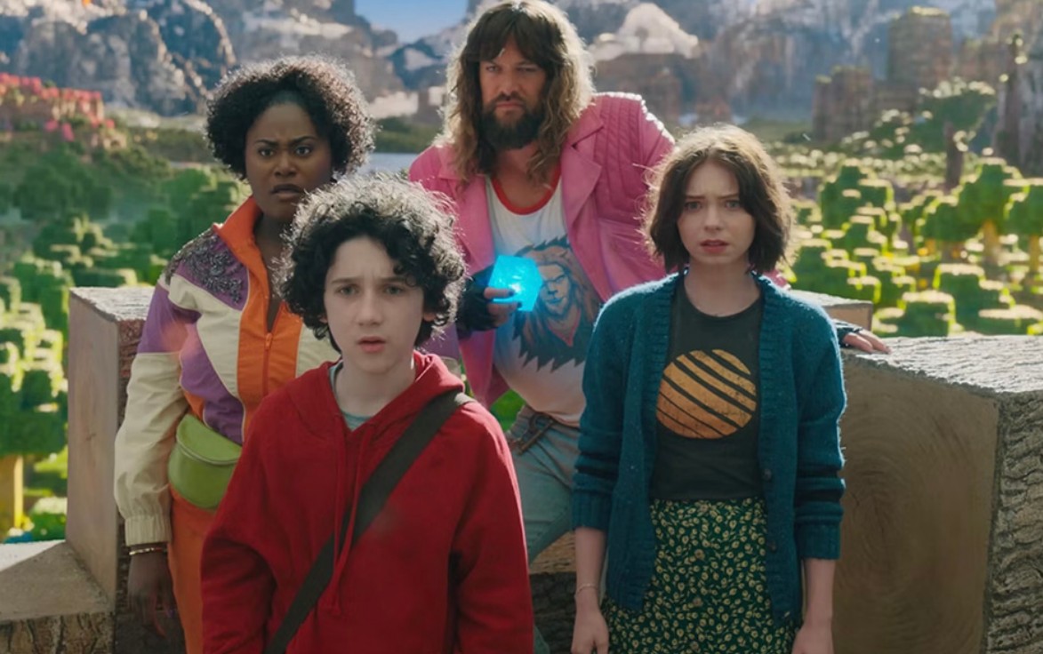 La adaptación llevó al cine uno de los videojuegos más exitosos de la historia y apostó por trasladar su particular universo de bloques a una aventura para toda la familia. La película incluyó elementos reconocibles del juego, como los creepers, los aldeanos y la posibilidad de construir prácticamente cualquier cosa. Su tono de comedia y aventura generó opiniones divididas, pero logró despertar una enorme curiosidad entre los seguidores del videojuego.
