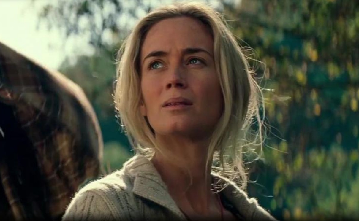 Dirigida y protagonizada por John Krasinski, esta película presenta un mundo donde criaturas extremadamente sensibles al sonido cazan a los humanos. Para sobrevivir, una familia debe vivir prácticamente en silencio absoluto. La cinta fue elogiada por su tensión constante, su uso minimalista del sonido y la emotiva dinámica familiar entre los protagonistas.