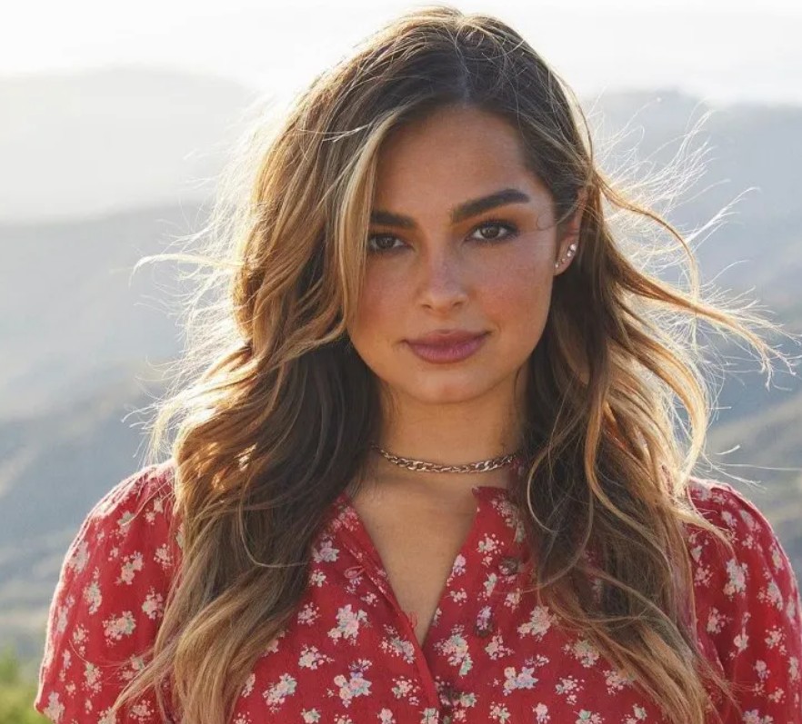 Su carisma y videos de baile la posicionaron como una de las creadoras más influyentes. Tiene más de 88 millones de seguidores y genera entre 5 y 8 millones de dólares al año. Además, ha incursionado en el cine, la música y el mundo de la belleza.