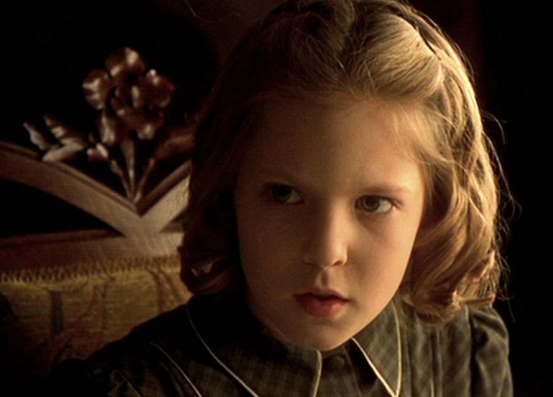 Alakina Mann interpretó a Anne Stewart, la hija mayor de Grace, personaje de Nicole Kidman, en la película "Los otros", estrenada en 2001. Ahora tiene 36 años. Después de participar en "Los otros", apareció en "La joven de la perla" y en la producción televisiva "Fungus the Bogeyman". Posteriormente, se alejó de la actuación.