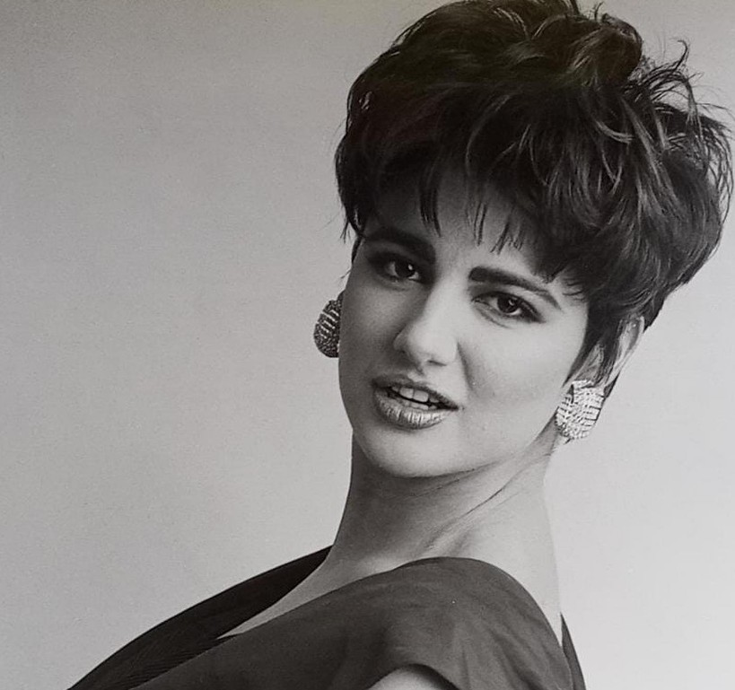 Alejandra Ávalos nació el 17 de octubre de 1965 en la Ciudad de México y desde una edad temprana comenzó a acercarse al mundo artístico.